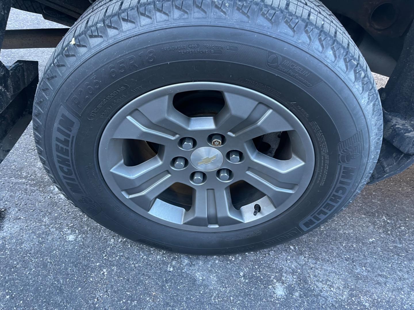 2017 White /Black Chevrolet Silverado 1500 LT Z71 Double Cab 4WD (1GCVKREC8HZ) with an 5.3L V8 OHV 16V engine, 6-Speed Automatic transmission, located at 11115 Chardon Rd. , Chardon, OH, 44024, (440) 214-9705, 41.580246, -81.241943 - Photo#9